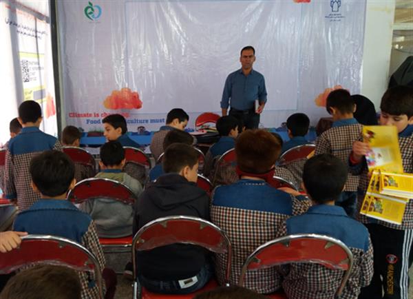 آموزش دانش آموزان  در نمایشگاه توانمندیهای صنایع غذایی استان کرمانشاه