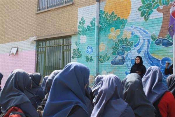 سخنرانی کارشناسان معاونت در مدارس شهر کرمانشاه به مناسبت هفته سلامت
