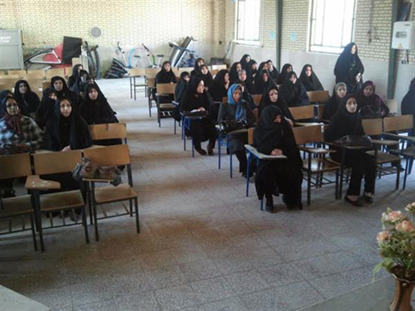 سخنرانی کارشناسان معاونت غذا و دارو در مدارس شهر کرمانشاه