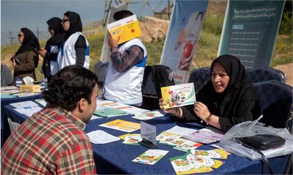 آموزش شهروندان  در همایش پیاده روی هفته سلامت